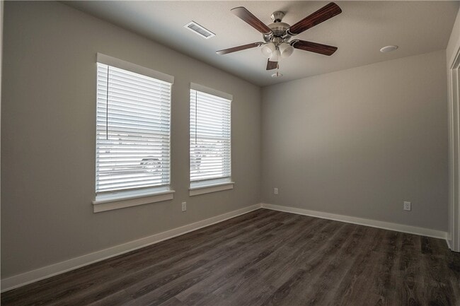 Photo - 748 N Honey Locust Bnd