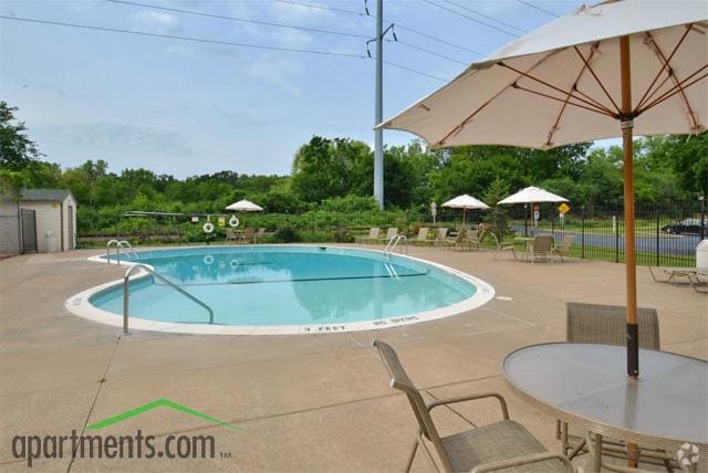 Pool - Medicine Lake Apartments