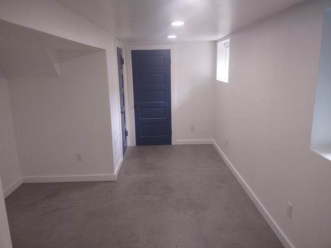 Building Photo - 1627 N Farragut St Unit Apt B.