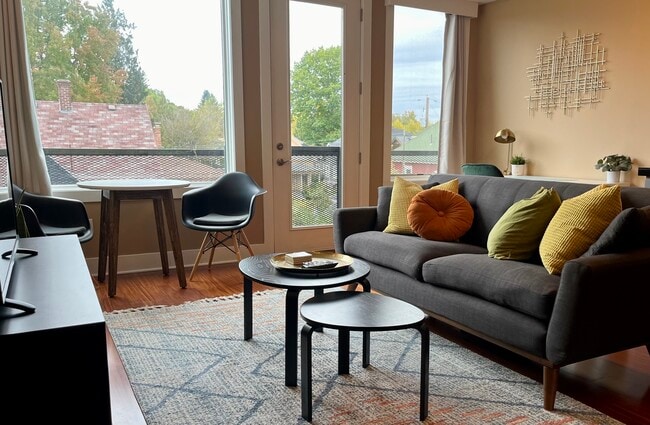 Building Photo - 838 SE 38th Ave Unit 304 Rental