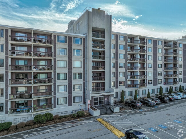 Entrada a 1500 Worcester Rd - Chapel Hill East Condominiums