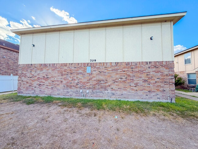 Building Photo - 709 Sonesta Dr Unit D