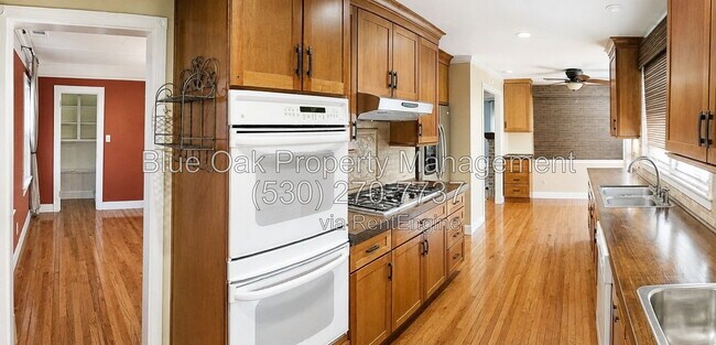 Photo - 687 E 8th St