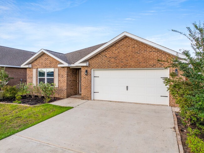 Redstone Commons 4bed/2bath Available Now! - Redstone Commons 4bed/2bath Available Now! House