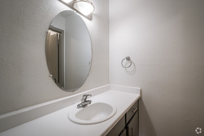 1BR, 1BA - 810SF