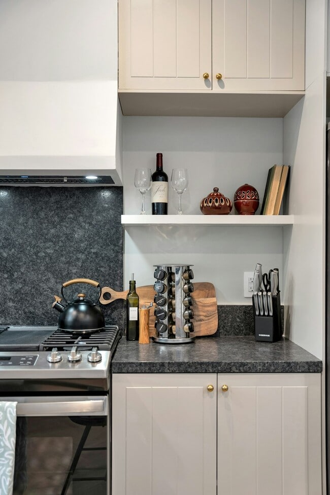Photo - 1347 Seward St