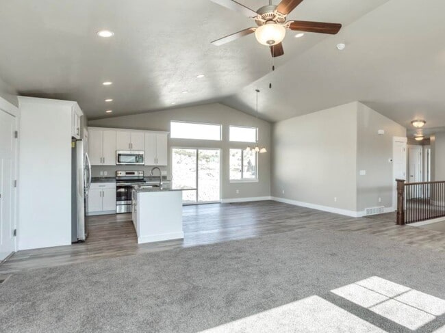 7181 N Skyview Ln Unidad Main Floor