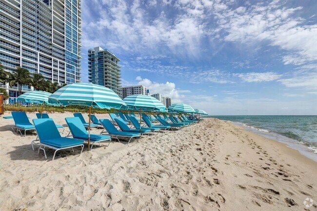 Building Photo - 6799 Collins Ave Unit 411 Rental