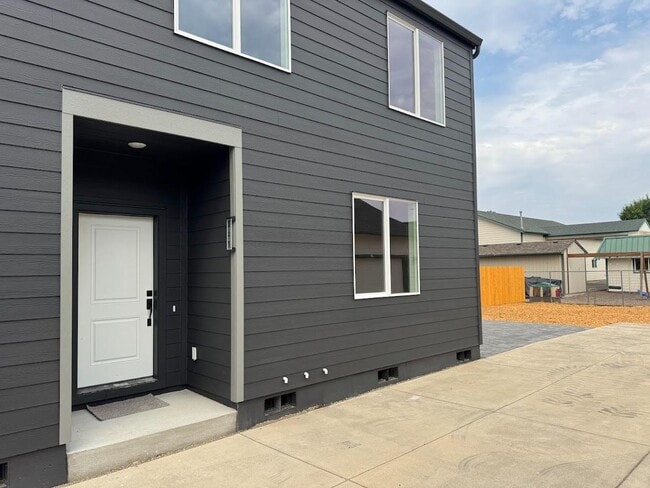 Building Photo - 225 28th Ave SE Rental
