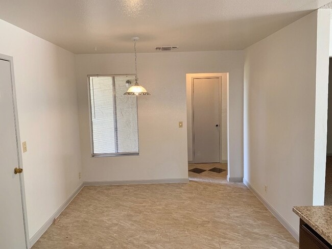 Photo - 805 Avon Ct