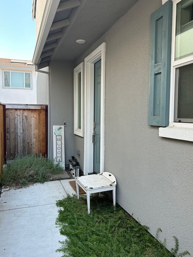 1332 Renewal Ln