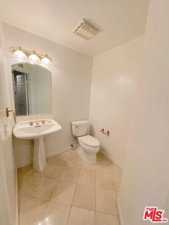 Building Photo - 121 N Almont Dr Unit 203 Rental
