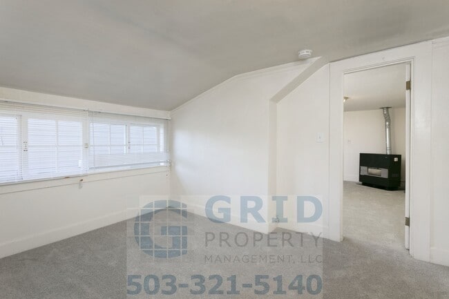 Building Photo - Two Bedroom Apartment Available in Milwaukie! Unit 04