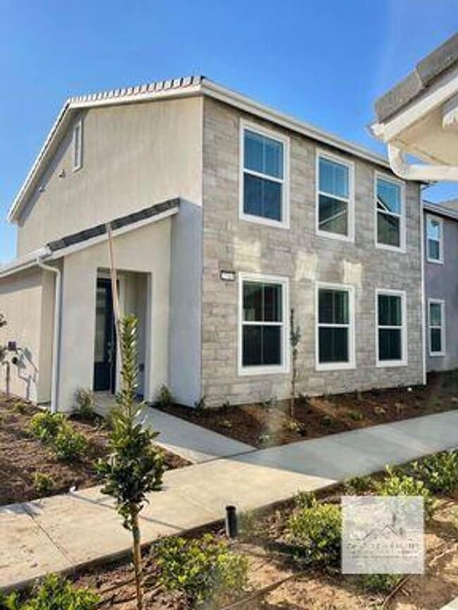 Building Photo - Beautiful Newer 3 Bedrooms 2.5 Baths Home with SOLAR!!!