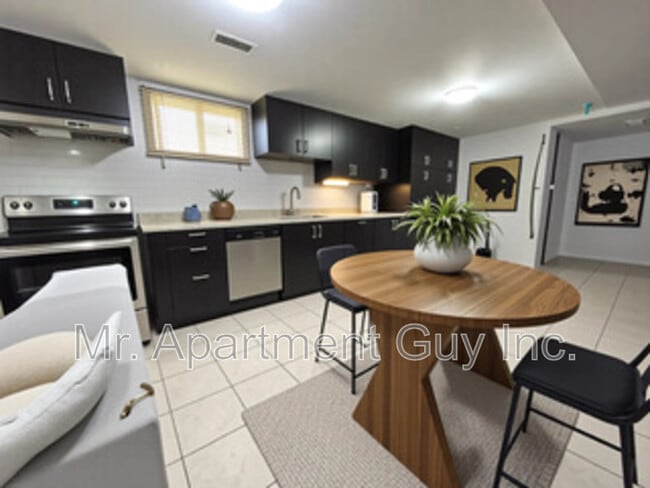 Photo - 484 E 25th St