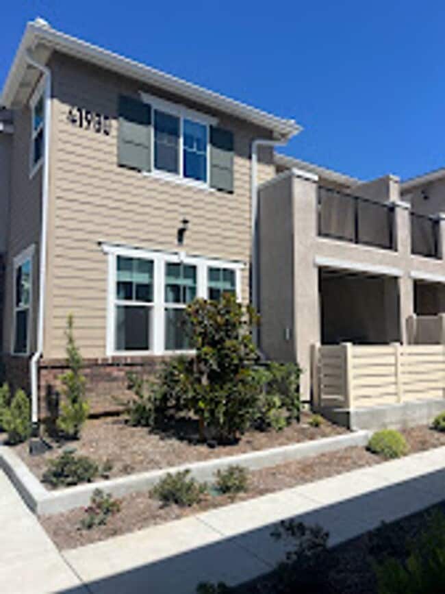Building Photo - Gorgeous new townhome in West Murrieta wit...