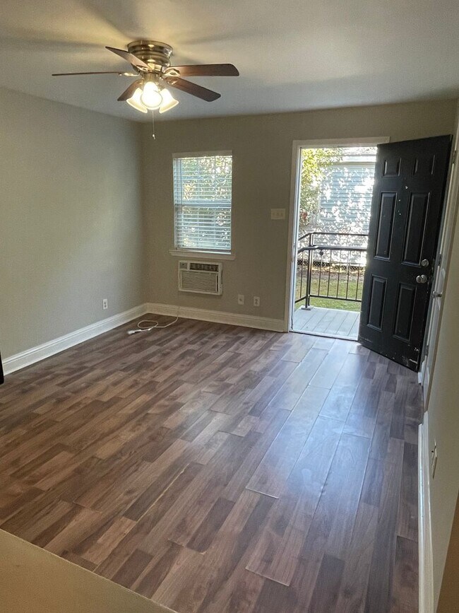 Photo - Renovated 1BD/1BA 2 Blocks Off St Charles Ave Unidad 2309 Baronne #105