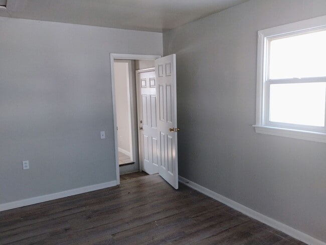 Photo - 2665 E 8th St N