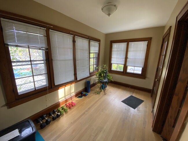 Foyer/Sunroom - 2143 N 67th St Unidad Lower