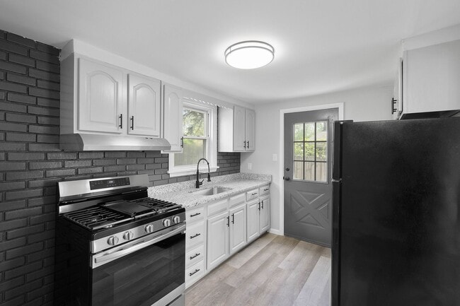 Building Photo - Charming 2 bedroom home in Versailles available August 1!