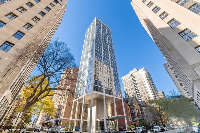 Building Photo - 1300 N Astor St Unit 15AB Rental