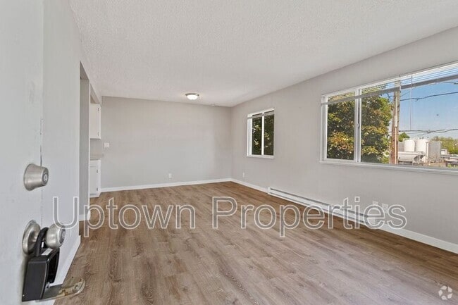 Building Photo - 2606 NE Lombard St Rental