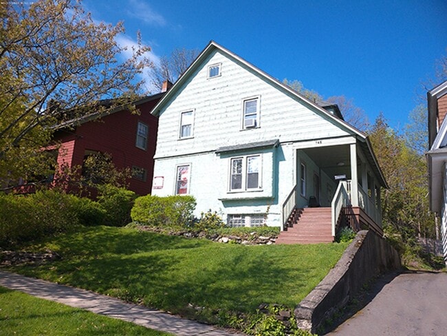Building Photo - Available 6/1/2026 Charming Home With Priv...