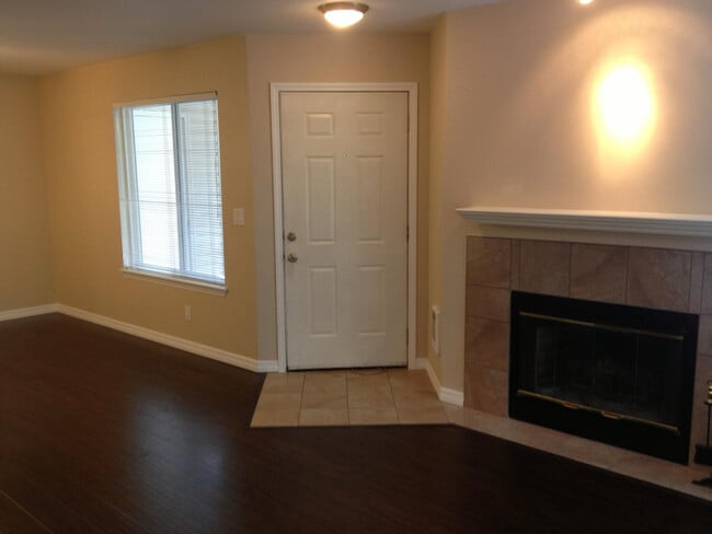 Photo - 9210 Market Pl Unidad E101