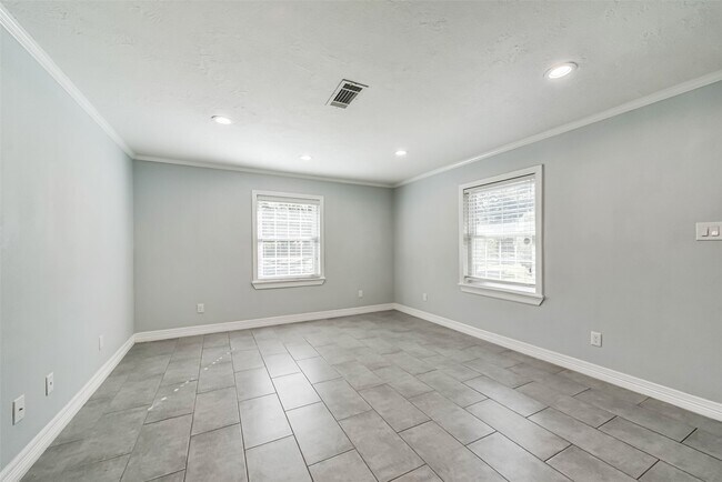 Photo - 4702 Maple St