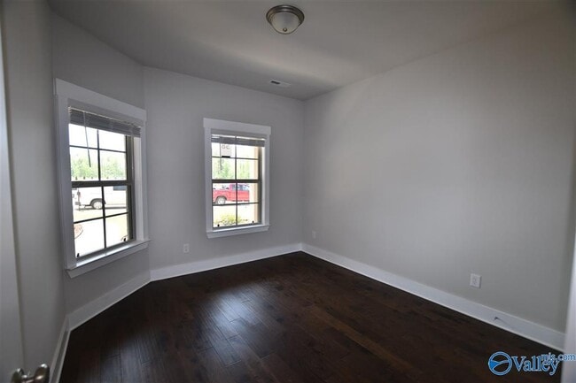 Photo - 702 Sluice Dr SW