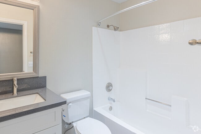 2BR, 2BA - 965SF - Bathroom