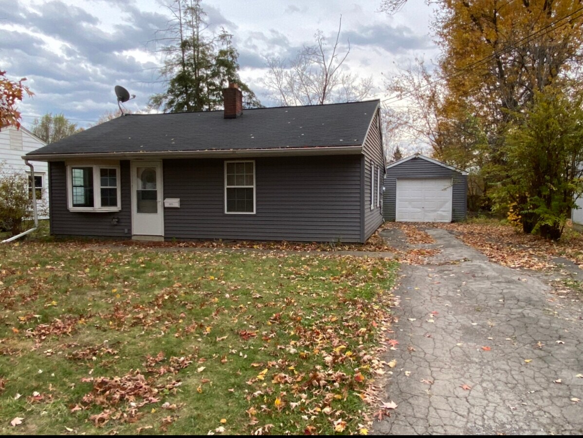 Photo - 371 Erskine Ave House