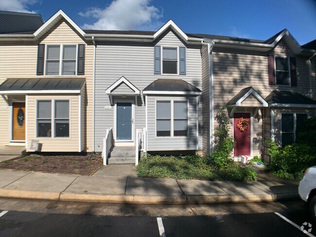 Building Photo - 3-Level Townhome Harrisonburg