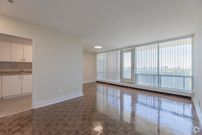 1BR, 1BA - 619SF - Living Room
