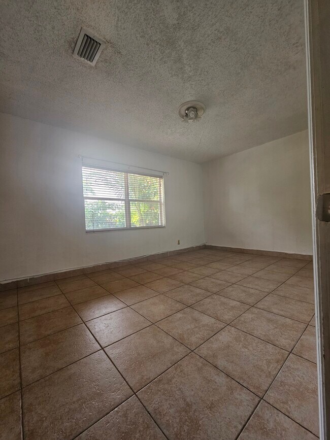 Photo - 1401 SW 76th Ct