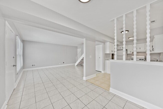 Photo - 1681 Queensbury Cir