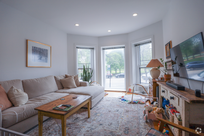 Building Photo - 1808 N Clark St Unit 1 Rental