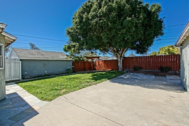 Photo - Bright & Charming, Single Story 3BR2BA Home w/ Large Front Yard, Huge Fenced Rear Yard w/ Large D...