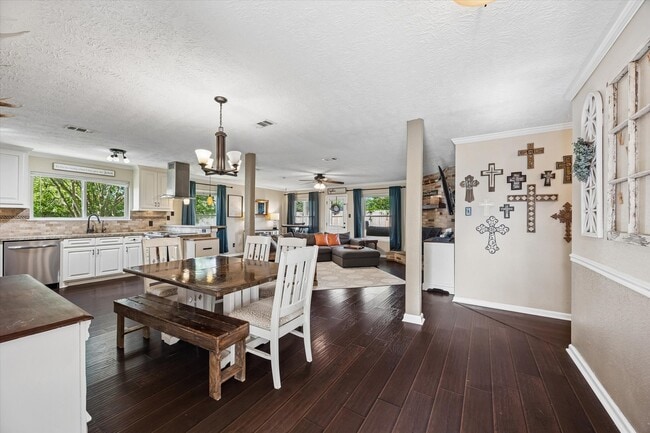 Building Photo - 6223 Vinewood Ln