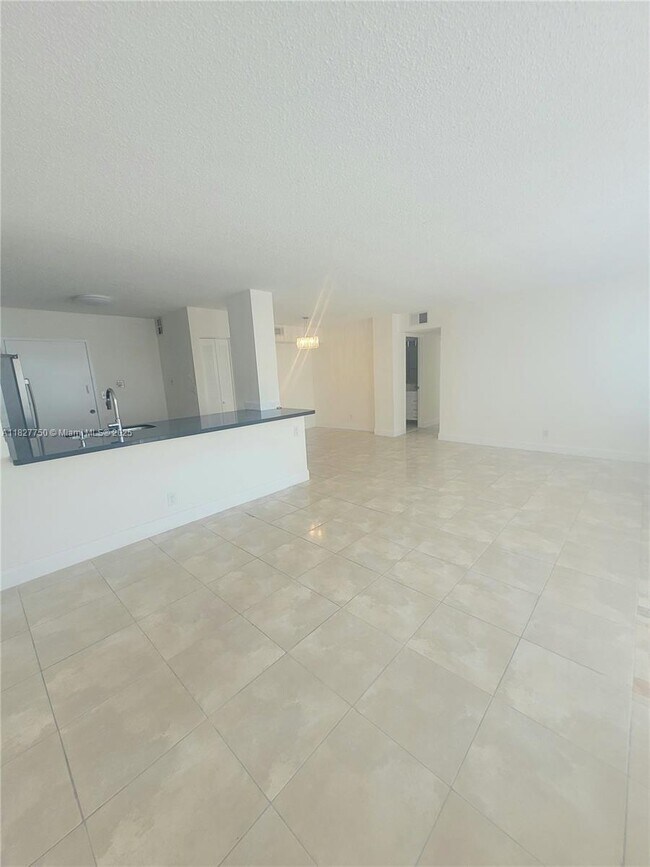 Building Photo - 2025 NE 164th St Unit 617 Rental