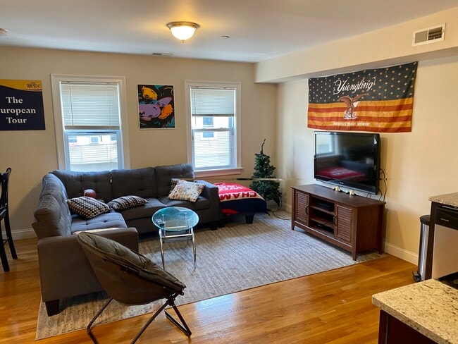 Building Photo - 169 Thorndike St Unit 2