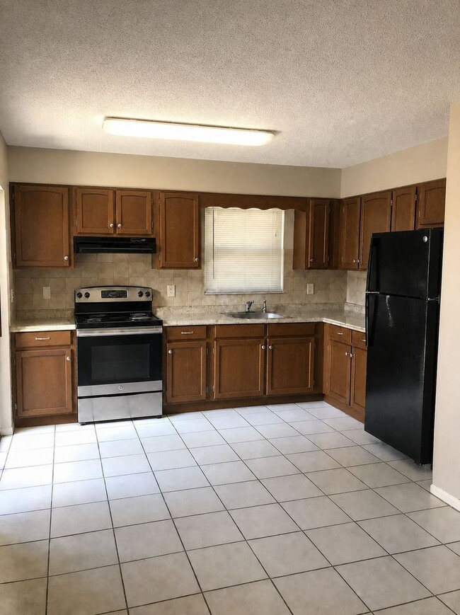 Building Photo - 2 Bedroom 1.5 Bath 2 Story Townhouse