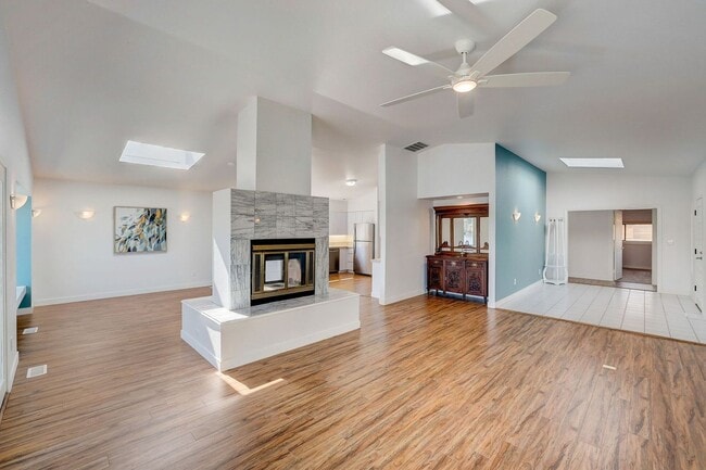 Photo - a07-2025 Unit 9721 Upper plus garage