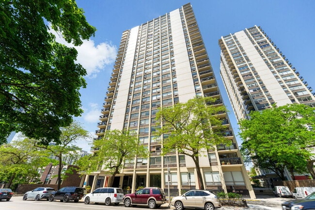 Photo - 1355 N Sandburg Terrace Unidad 1601D