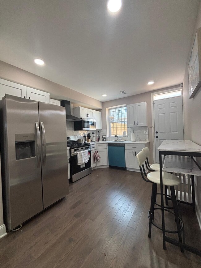 Photo - 1742 Llewelyn Ave