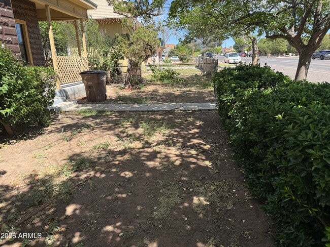 Photo - 942 E 8th St