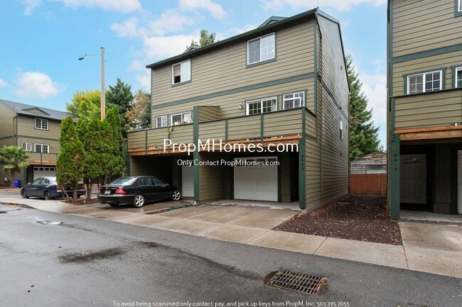 Building Photo - Welcoming SE Portland 3 Bedroom Townhouse In Powellhurst-Gilbert Neighborhood