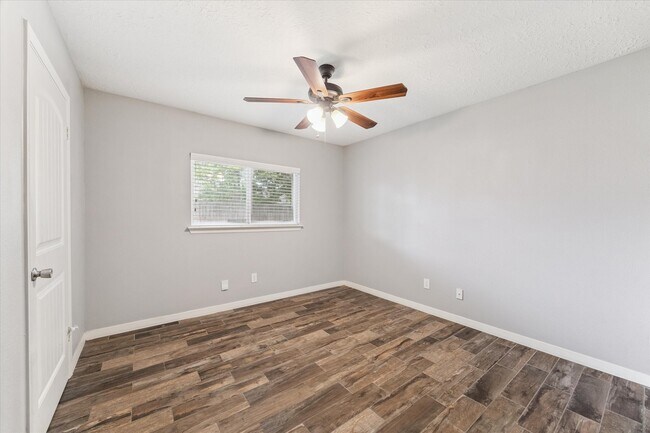 Photo - 2622 Strait Ln