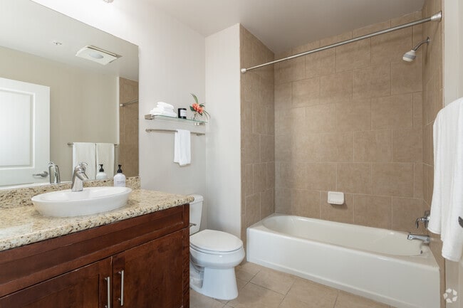 Baño de 2BR, 2BA y 1114 pies cuadrados