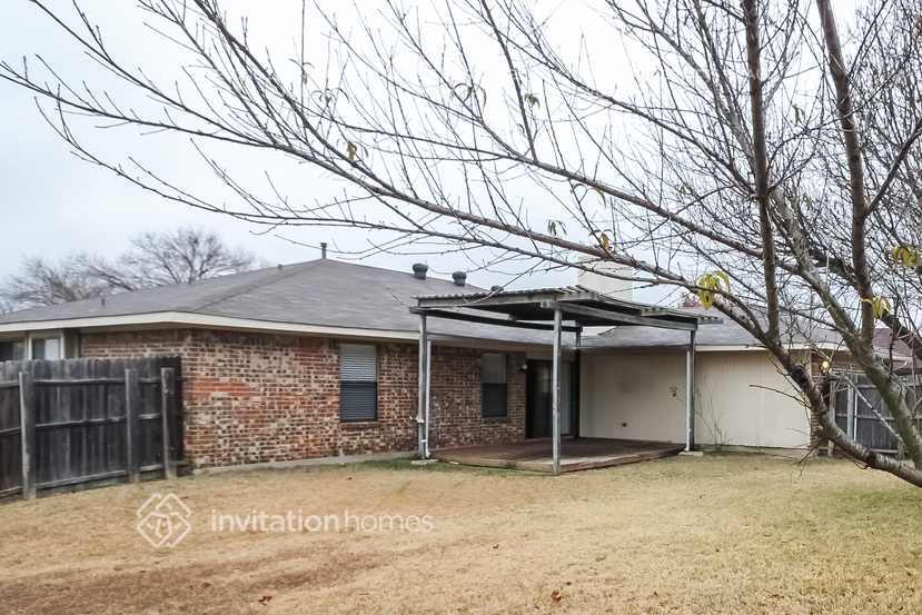 Photo - 301 Overland Dr